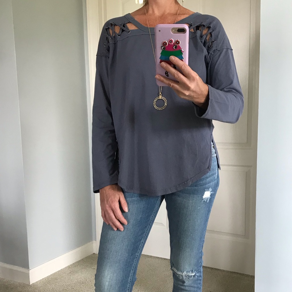 ♥️1 SM♥️ Laced Shoulder Top - Picture 4 of 6